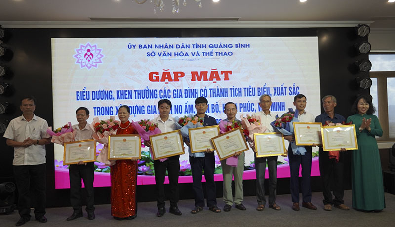 Biểu dương 28 gia đình tiêu biểu, xuất sắc