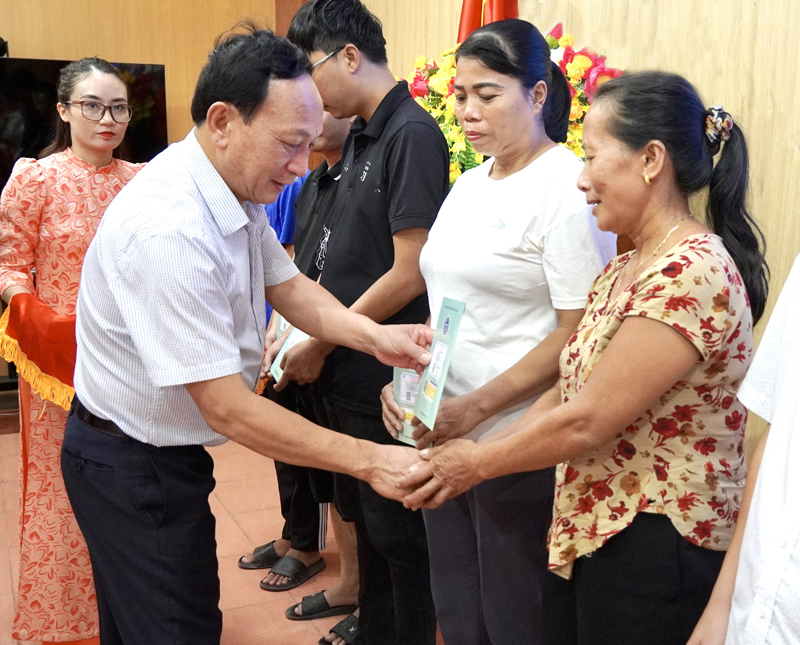 Trao tặng sổ BHXH, thẻ BHYT cho người dân có hoàn cảnh khó khăn