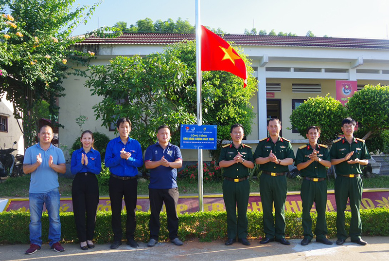 Trao tặng 6 cột đèn chiếu sáng bằng năng lượng mặt trời cho Tiểu đoàn Bộ binh 42