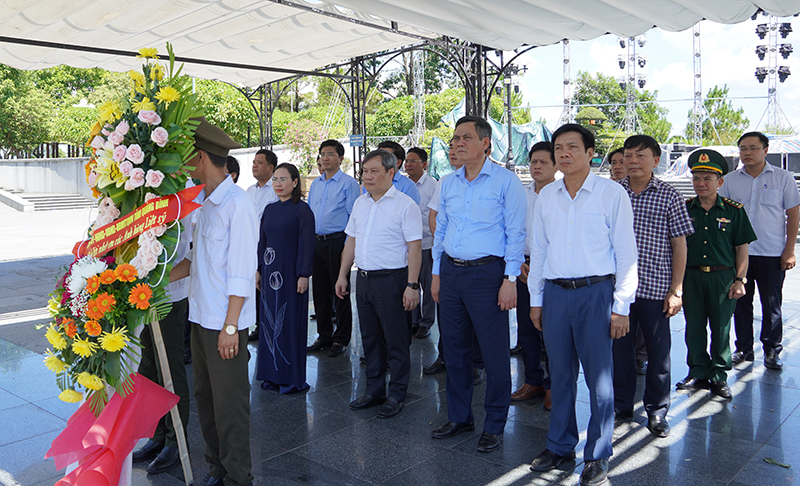 Lãnh đạo tỉnh dâng hương, viếng các anh hùng, liệt sỹ