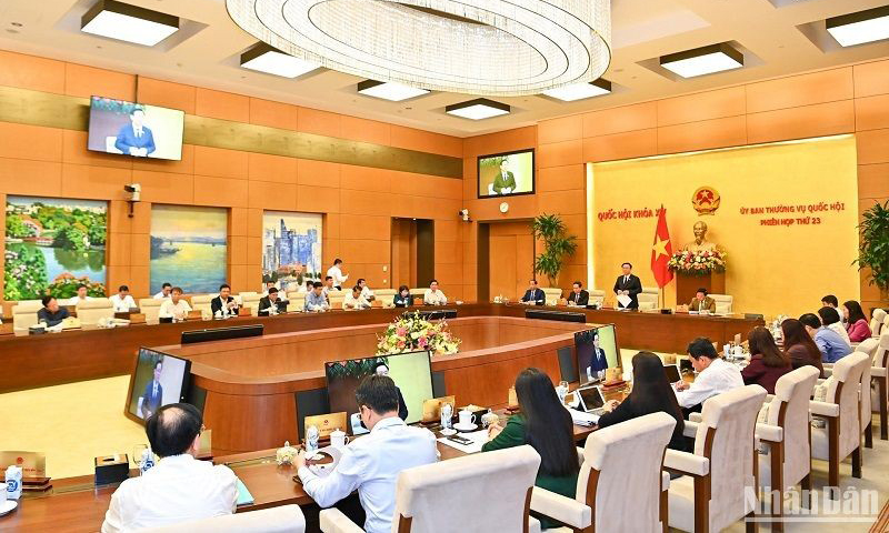 Xem xét, thông qua dự thảo Nghị quyết về sắp xếp đơn vị hành chính cấp huyện, cấp xã
