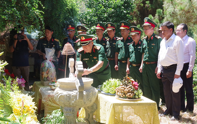 Học viện Quốc phòng dâng hương, viếng mộ Đại tướng Võ Nguyên Giáp