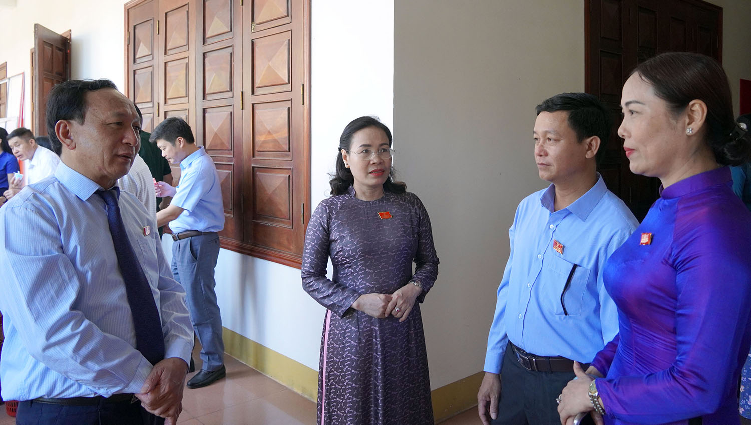 Thảo luận, chất vấn nhiều nội dung quan trọng