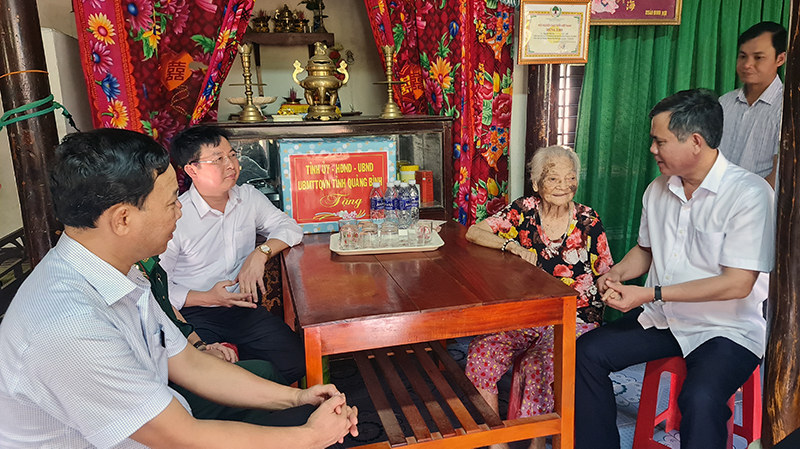 Đồng chí Chủ tịch UBND tỉnh thăm, tặng quà Mẹ Việt Nam anh hùng