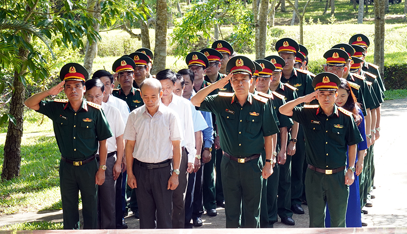 Các đại biểu dâng hương tưởng niệm các liệt sỹ tại Nhà bia và Nhà Dâng hương Khu Di tích lịch sử cấp quốc gia hang Lèn Hà