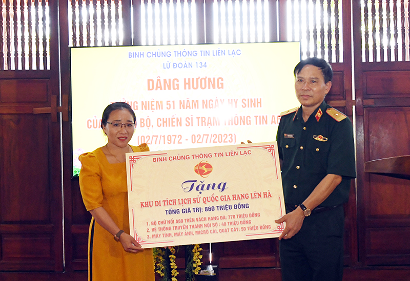 Tặng quà cho Ban Quản lý khu di tích.