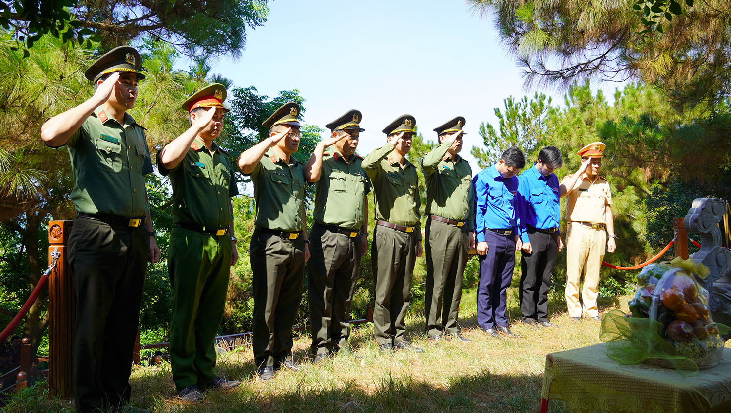 Đoàn công tác dâng hương tri ân Đại tướng Võ Nguyên Giáp