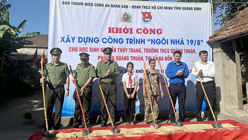 Đại diện Ban Thanh niên CAND và Tỉnh đoàn Quảng Bình khởi công xây dựng “Nhà 19/8” cho em Nguyễn Thùy Trang