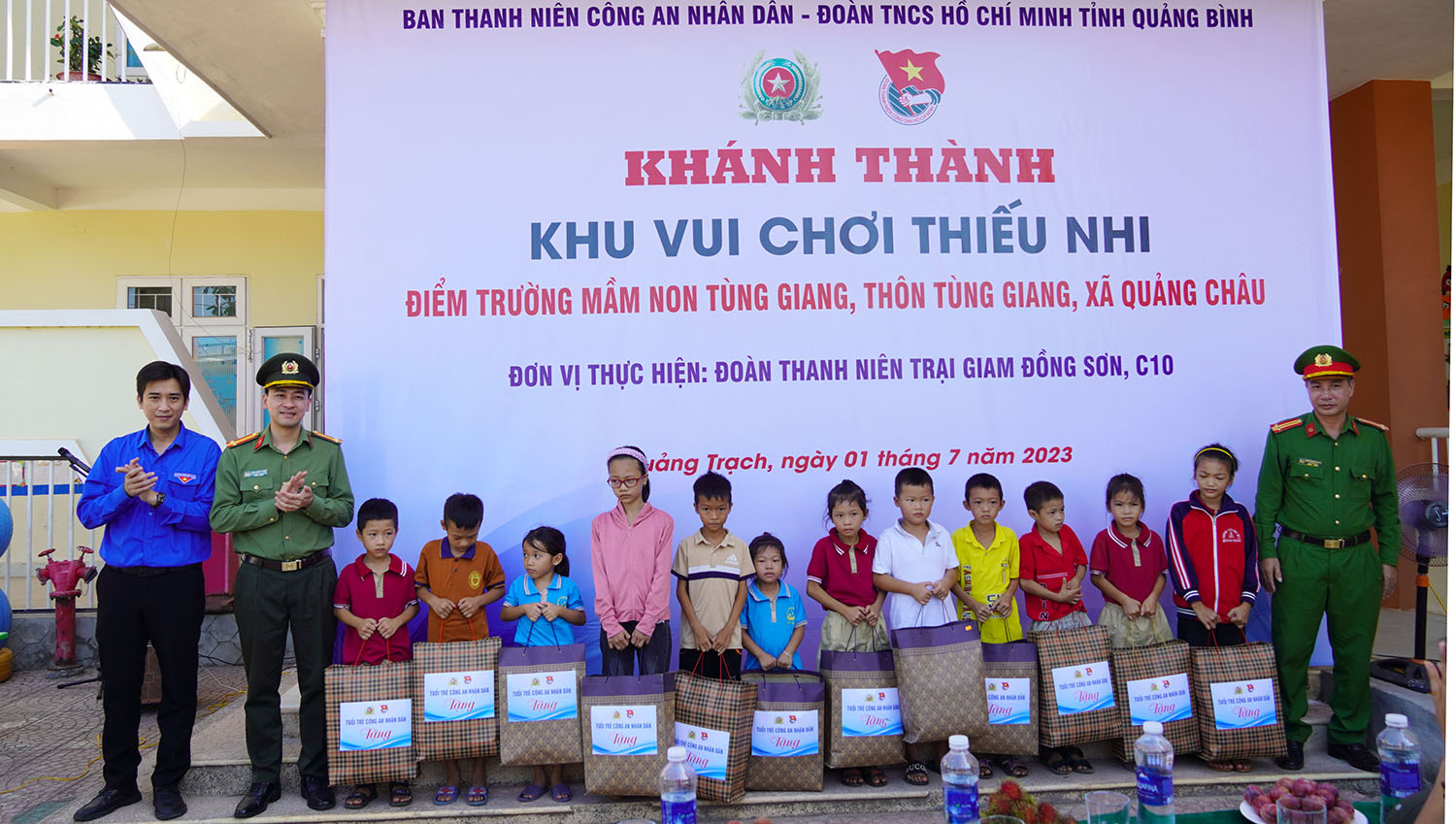Đại diện Ban Thanh niên CAND và Tỉnh đoàn Quảng Bình tặng quà cho các em học sinh nghèo vượt khó
