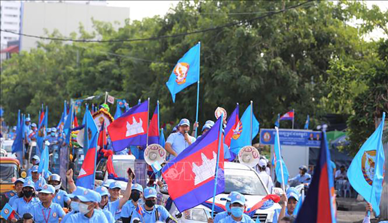 Quang cảnh diễu hành vận động tranh cử của CPP trên đường phố ở thủ đô Phnom Penh, sáng 01/7. Ảnh: Hoàng Minh/PV TTXVN tại Campuchia