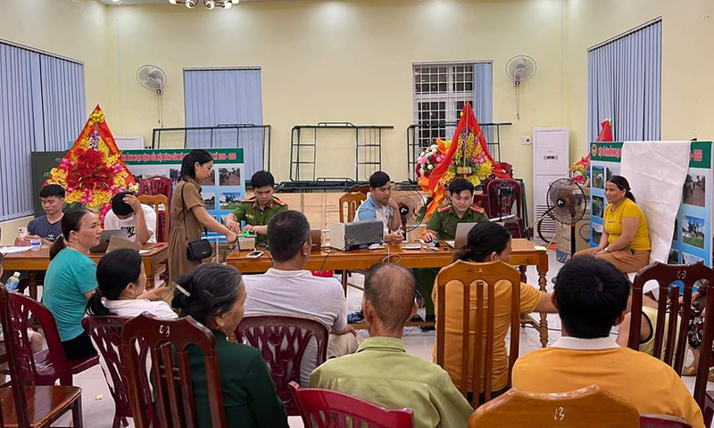 Lực lượng Công an huyện Lệ Thủy làm căn cước công dân gắn chíp trên địa bàn.
