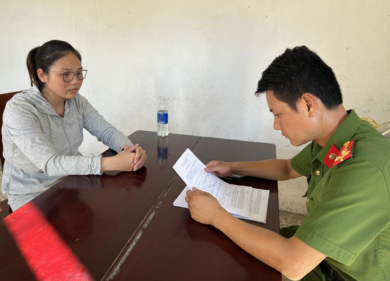 Đối tượng Trần Thị Huyền tại cơ quan điều tra Công an tỉnh.