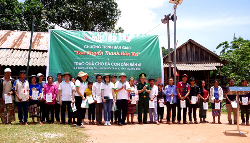 Đại diện lãnh đạo Bộ Chỉ huy BĐBP tỉnh, Công ty Bảo hiểm Ngân hàng Quân đội trao quà cho các hộ gia đình khó khăn của bản 61 xã Thượng Trạch. 