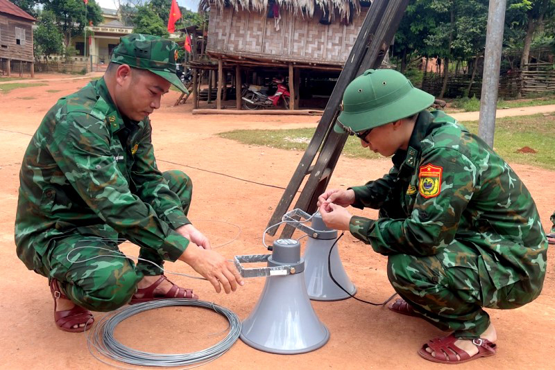 Cán bộ, chiến sĩ Đồn Biên phòng Cà Roòng, BĐBP tỉnh lắp ráp hệ thống loa truyền thanh tại các bản.