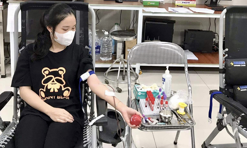 Nữ sinh Đinh Thị Phương Thảo, thành viên CLB “Trái tim hồng” kịp thời hiến máu cứu cháu bé bị bệnh tan máu bẩm sinh đang trong tình trạng nguy kịch.