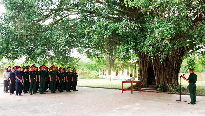 Các đại biểu dâng hương tại Khu di tích An Sinh.