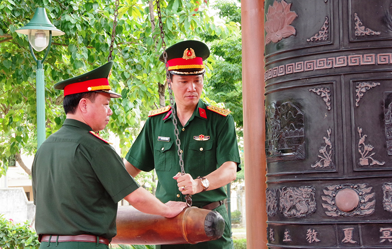 Đại tá Đinh Xuân Hướng, Chính ủy Bộ CHQS tỉnh và Đại tá Phạm Anh Tuấn, Chủ nhiệm Chính trị Bộ CHQS tỉnh thực hiện nghi thức thỉnh chuông tại Đền thờ Bác Hồ và các Anh hùng liệt sỹ.