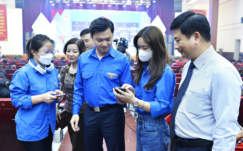 Anh Nguyễn Minh Triết (thứ hai từ trái sang) hướng dẫn sinh viên tham gia hưởng ứng cuộc thi. Ảnh: TL