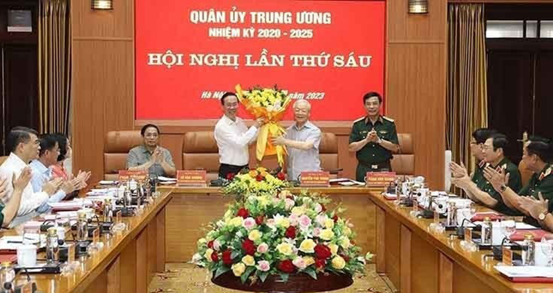Tổng Bí thư Nguyễn Phú Trọng, Bí thư Quân ủy Trung ương chúc mừng Chủ tịch nước Võ Văn Thưởng được Bộ Chính trị chỉ định tham gia Ban Thường vụ Quân ủy Trung ương. (Ảnh: TTXVN)