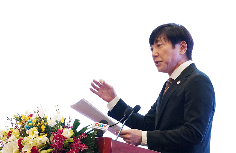 Ông Takeo Nakajima, Trưởng đại diện Tổ chức Xúc tiến thương mại Nhật Bản, Văn phòng đại diện tại Hà Nội tham luận tại hội nghị.