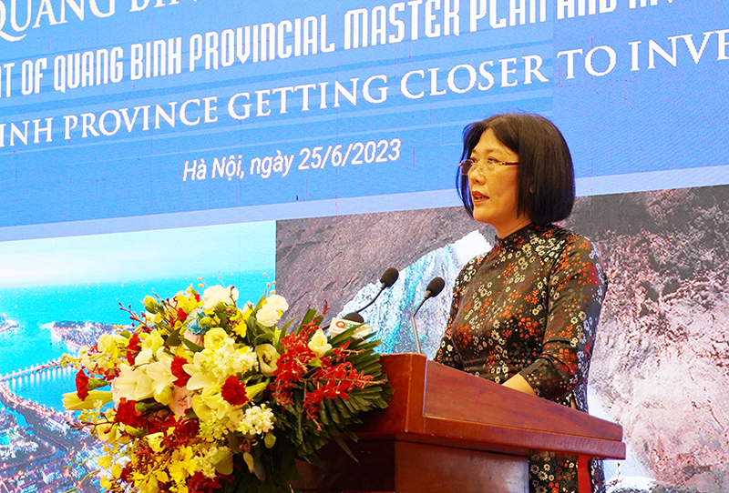 Bà Nguyễn Thị Vân, Phó Tổng Giám đốc Tổng Công ty du lịch Hà Nội tham luận tại hội nghị.