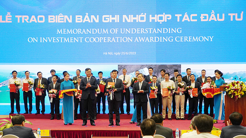 Lãnh đạo tỉnh Quảng Bình trao Biên bản ghi nhớ hợp tác đầu tư cho nhà đầu tư.