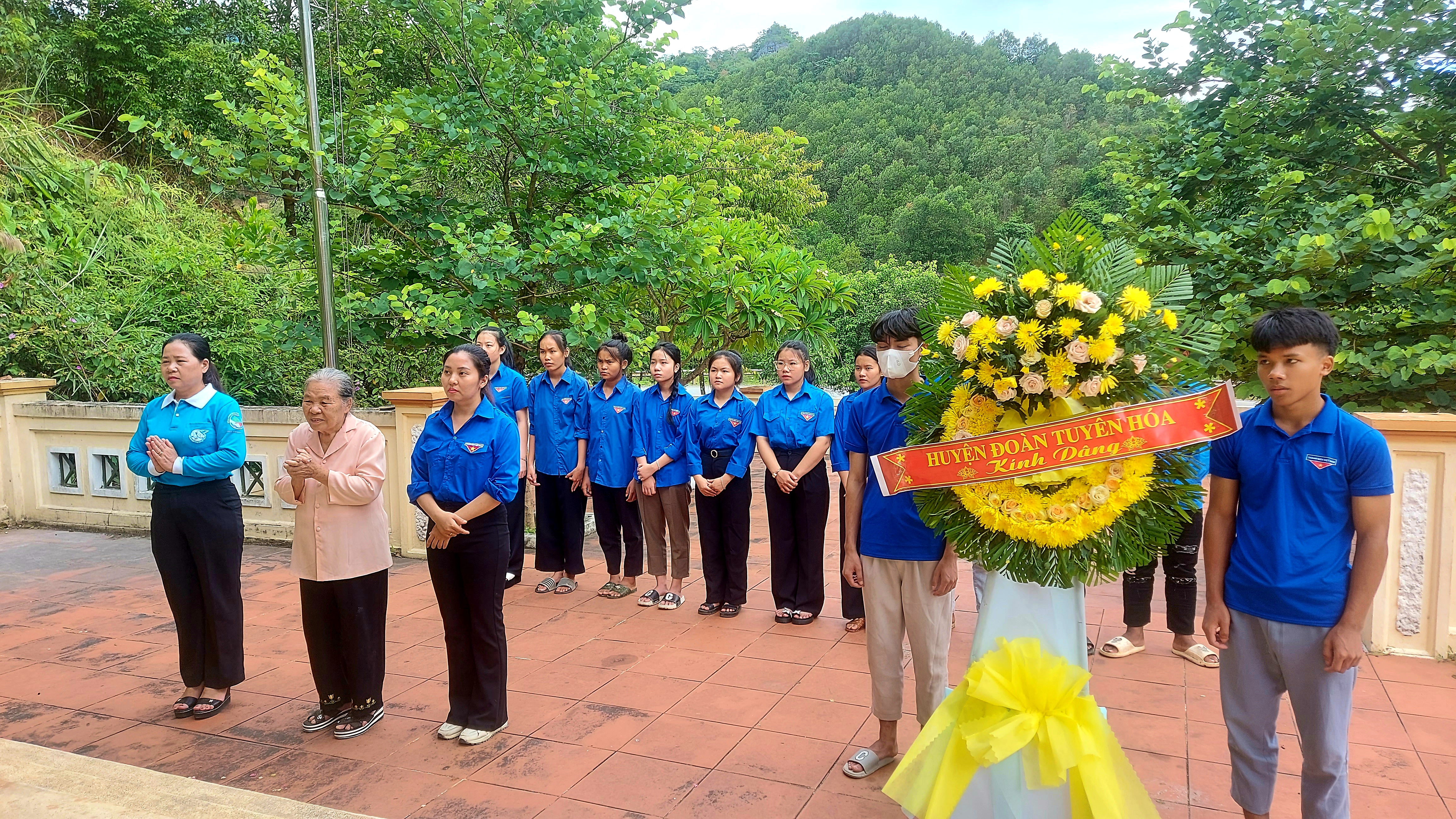  Đại biểu làm lễ tưởng niệm các Liệt sĩ Đồi Cha Quang.