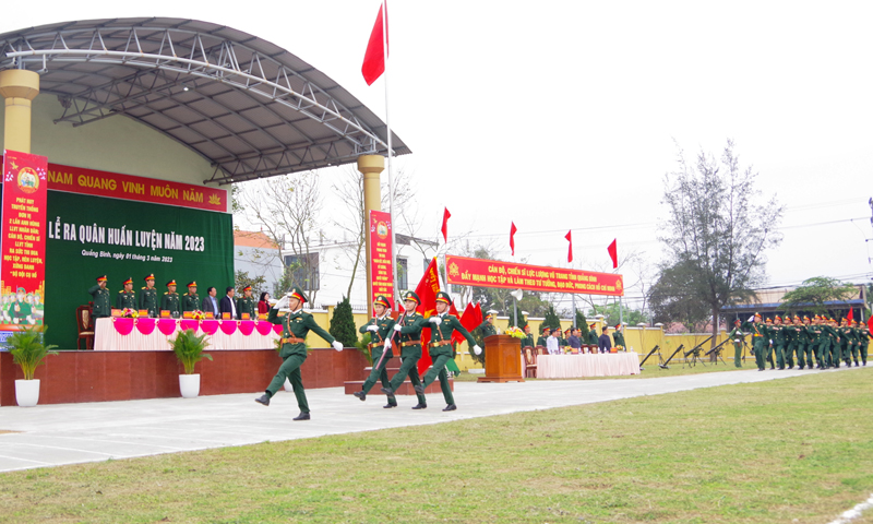 Thực hành duyệt đội ngũ, biểu dương lực lượng tại lễ ra quân huấn luyện năm 2023.