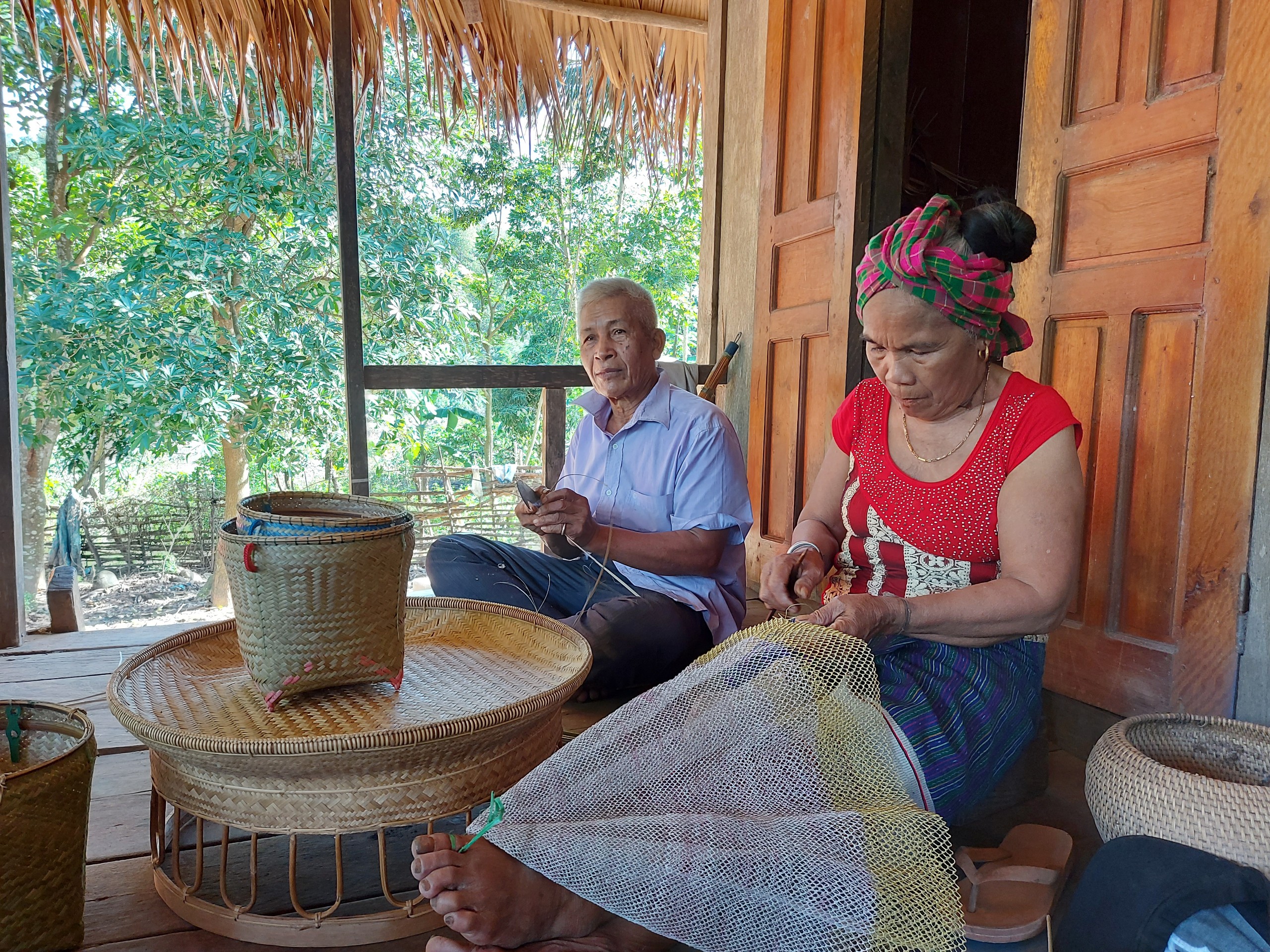Hàng ngày, già làng Hồ Xây vẫn miệt mài đan lát để giữ nghề truyền thống của người Khùa.