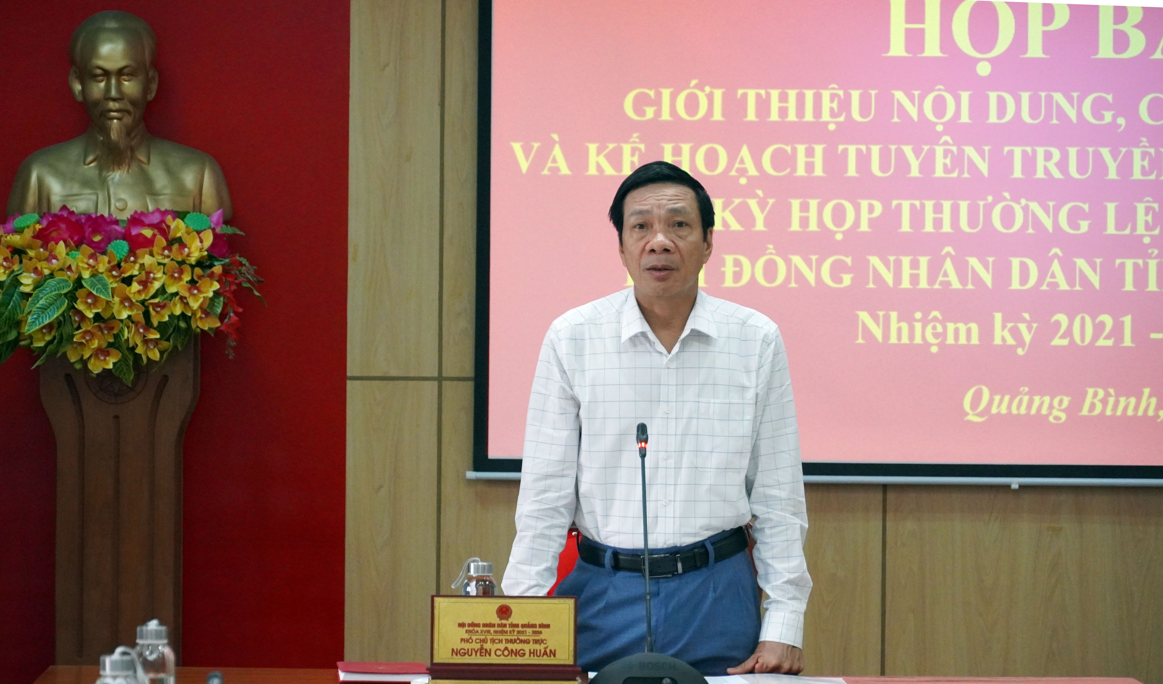 Đồng chí Phó Chủ tịch Thường trực HĐND tỉnh Nguyễn Công Huấn phát biểu tại buổi họp báo