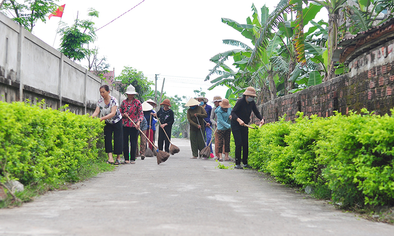 Các hội viên, phụ nữ trên địa bàn huyện Bố Trạch tích cực chung tay bảo vệ môi trường.