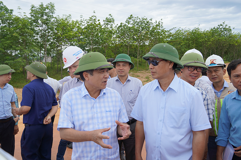 Đồng chí Thứ trưởng Bộ GTVT Lê Đình Thọ và đoàn công tác kiểm tra thực địa tại gói thầu XL-01, dự án Thành phần Vạn Ninh - Cam Lộ.