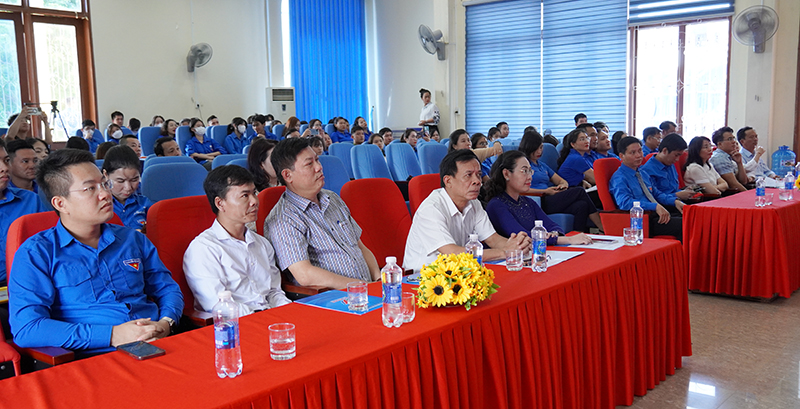 Các đại biểu tham dự chương trình.