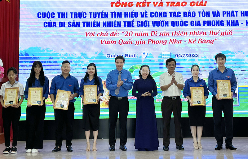 Khen thưởng 3 cá nhân và 3 tập thể có lượt đoàn viên thanh niên tham gia, tương tác tốt nhất trong Cuộc thi trực tuyến “Tìm hiểu về công tác bảo tồn và phát huy giá trị của Di sản thiên nhiên thế giới Vườn Quốc gia PN-KB”.