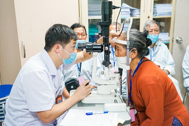 Qua chương trình, người cao tuổi được bác sỹ thăm khám và hướng dẫn cách chăm sóc để có đôi mắt khỏe và hạn chế thấp nhất các bệnh về mắt. (Ảnh: PV/Vietnam+)