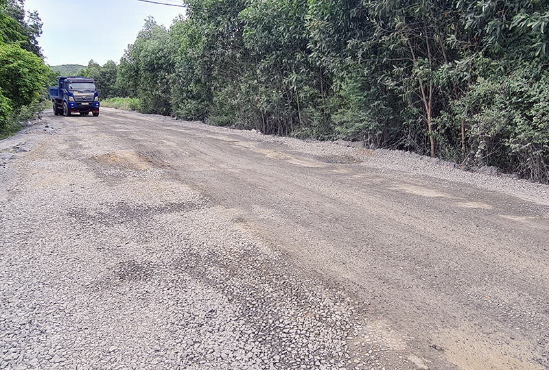 Tiêu chí giao thông gặp “khó” do tuyến đường chính trên địa bàn xã Trường Xuân bị xuống cấp.