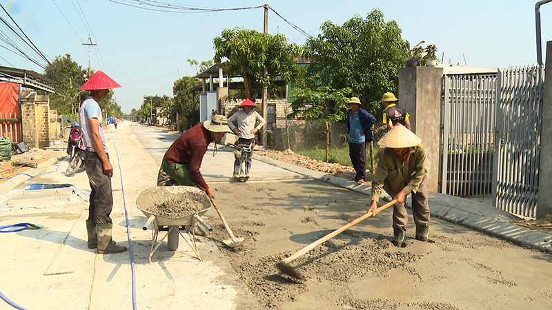 Người dân xã Quảng Tân, TX. Ba Đồn đóng góp ngày công xây dựng mở rộng các tuyến đường giao thông.