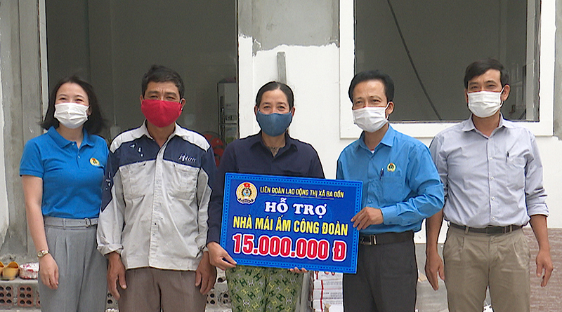 Trao tặng tiền hỗ trợ xây dựng nhà mái ấm công đoàn cho đoàn viên có hoàn cảnh khó khăn trên địa bàn.