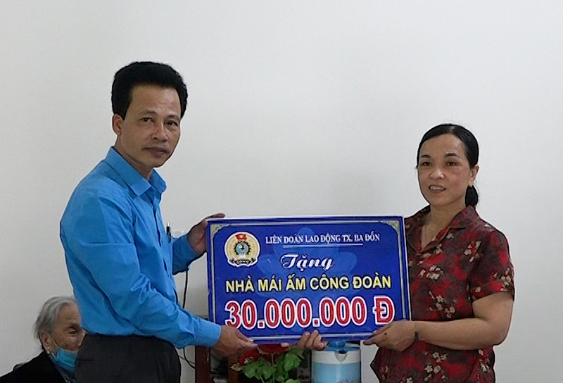 Trao tặng tiền hỗ trợ xây dựng nhà mái ấm công đoàn cho đoàn viên có hoàn cảnh khó khăn trên địa bàn.