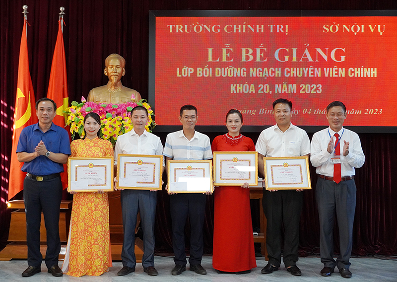 Đại diện lãnh đạo Sở Nội vụ và Trường Chính trị tỉnh tặng giấy khen cho các học viên có thành tích xuất sắc trong học tập và rèn luyện.