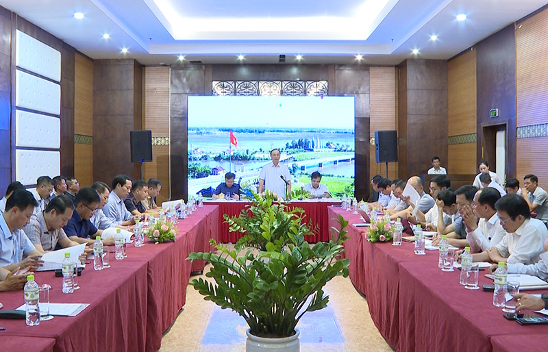 Thứ trưởng Lê Đình Thọ phát biểu đặt vấn đề tại cuộc làm việc với lãnh đạo hai tỉnh Quảng Bình, Quảng Trị.