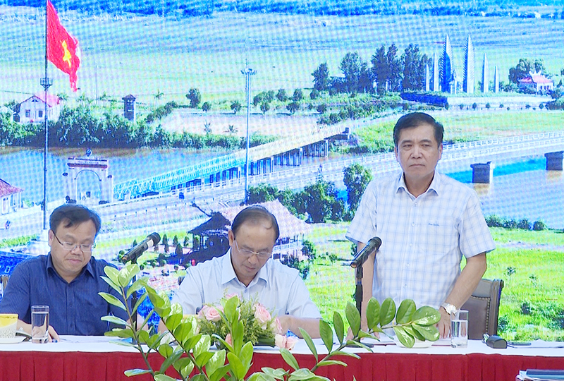 Đồng chí Phó Chủ tịch Thường trực UBND tỉnh Đoàn Ngọc Lâm phát biểu tại cuộc làm việc.