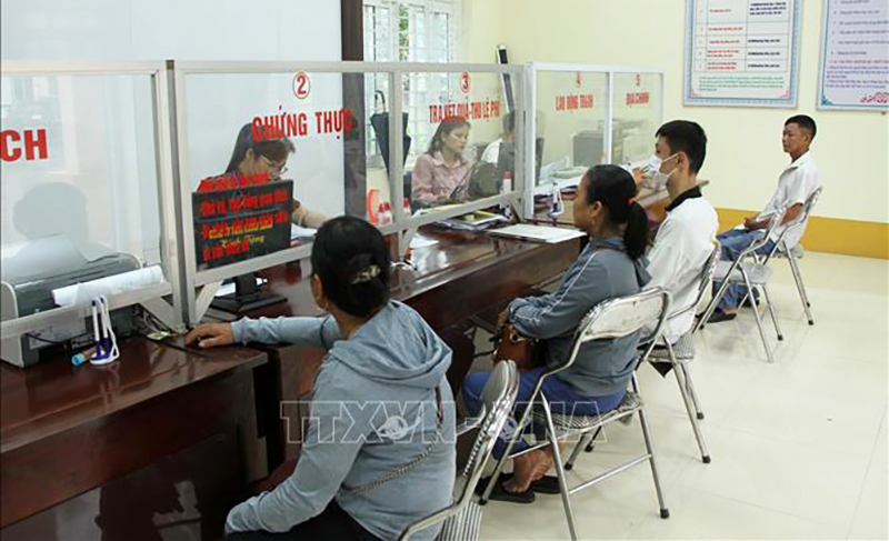 Người dân làm thủ tục hành chính tại xã miền núi Minh Hợp, huyện Quỳ Hợp (Nghệ An). Ảnh minh họa: Văn Tý/TTXVN