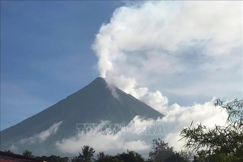 Tro bụi phun lên từ miệng núi lửa Mayon ở Legaspi, tỉnh Albay, Philippines, ngày 8/6/2023. Ảnh: AFP/TTXVN