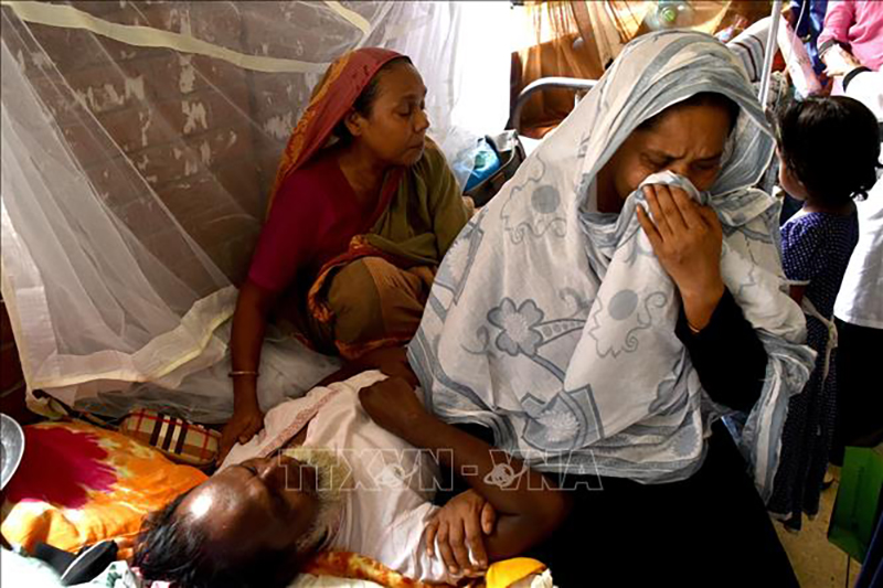 Bệnh nhân bị mắc sốt xuất huyết điều trị tại bệnh viện ở Dhaka, Bangladesh, ngày 6/8/2019. Ảnh tư liệu: THX/TTXVN
