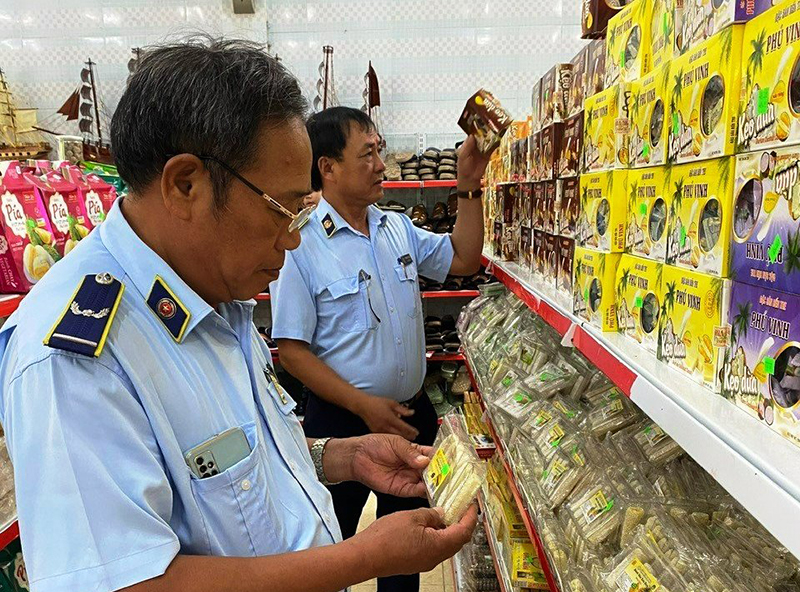 Lực lượng QLTT kiểm tra tại cửa hàng tạp hóa Tam Khôi.