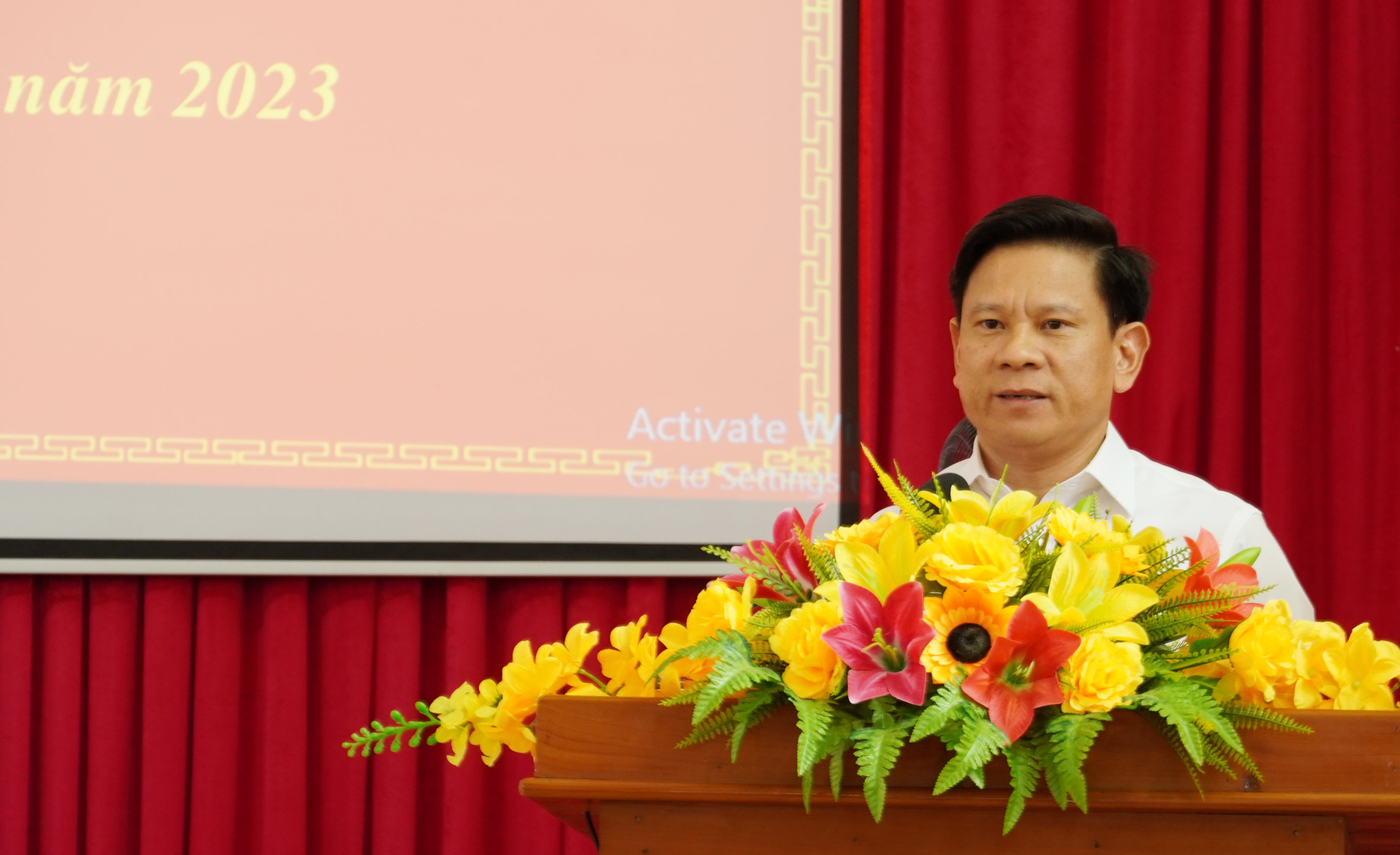 Đồng chí Lê Vĩnh Thế, Tỉnh ủy viên, Bí thư Huyện ủy, Chủ tịch HĐND huyện phát biểu kết luận hội nghị.
