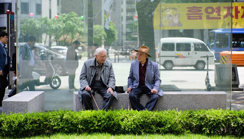 Hai người đàn ông lớn tuổi trò chuyện ở thủ đô Seoul, Hàn Quốc ngày 11/5/2023. Ảnh: AFP