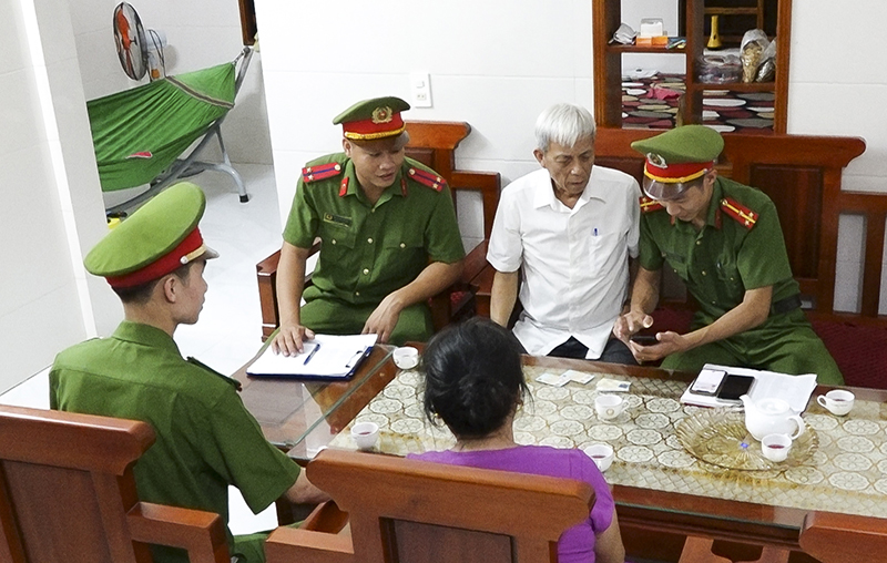 Công an phường Đồng Phú về tận nhà dân để hỗ trợ đăng ký và kích hoạt tài khoản định danh điện tử.