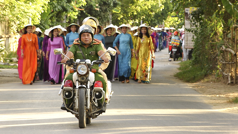 Lực lượng Công an tham gia bảo đảm an ninh trật tự cho chương trình diễu hành “Áo dài trên quê hương di sản”.